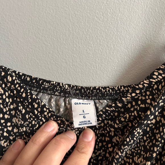 Old Navy Black and Cream Patterned Top - Picture 4 of 4